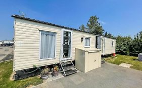 Lovely 6 Berth Caravan At Oaklands Holiday Park Ref 39031Cw